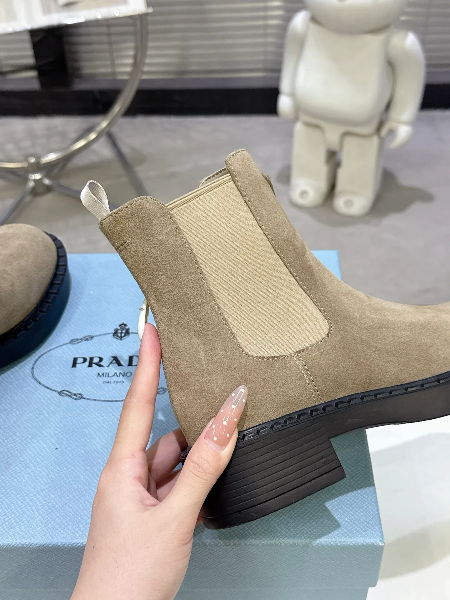 👟👟Ex-factory price 600👟👟 Prada thick-soled retro Martin boots. Elastic elastic, classic thick soles, with triangular buckle. Simple, elegant, fashionable and versatile. Fabric cowhide, open edge beaded cowhide. The lining is made of soft and delicate sheepskin, and the foot feels comfortable. The rubber mold is non-slip and lightweight. Original package sole. Standard size: 35-40. Order 41